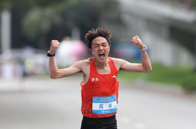 (251115) -- SHENZHEN, Nov. 15, 2025 (Xinhua) -- Gao Peng of Yunnan reacts during the men's marathon event at China's 15th National Games in Shenzhen, south China's Guangdong Province, Nov. 15, 2025. (Xinhua/Ding Ting)