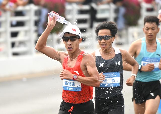 (251115) -- SHENZHEN, Nov. 15, 2025 (Xinhua) -- Yang Shaohui (L) of Yunnan and He Jie (C) of Ningxia compete during the men's marathon event at China's 15th National Games in Shenzhen, south China's Guangdong Province, Nov. 15, 2025. (Xinhua/Lian Zhen)