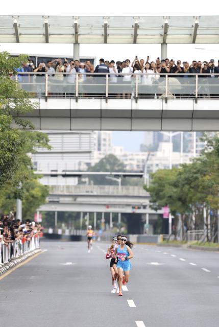 (251115) -- SHENZHEN, Nov. 15, 2025 (Xinhua) -- Lu Ying (front) of Henan competes during the women's marathon event at China's 15th National Games in Shenzhen, south China's Guangdong Province, Nov. 15, 2025. (Xinhua/Mao Siqian)