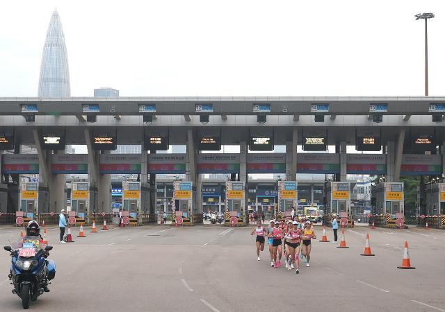 (251115) -- HONG KONG, Nov. 15, 2025 (Xinhua) -- Athletes compete during the women's marathon event at China's 15th National Games in Hong Kong, south China, Nov. 15, 2025. (Xinhua/Mao Siqian)