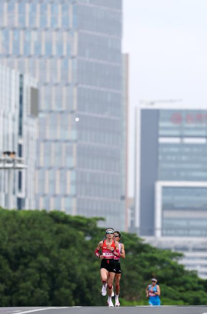 (251115) -- SHENZHEN, Nov. 15, 2025 (Xinhua) -- Zhang Deshun (front) of Yunnan competes during the women's marathon event at China's 15th National Games in Shenzhen, south China's Guangdong Province, Nov. 15, 2025. (Xinhua/Mao Siqian)