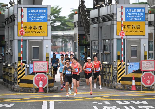 (251115) -- HONG KONG, Nov. 15, 2025 (Xinhua) -- Athletes compete during the men's marathon event at China's 15th National Games in Hong Kong, south China, Nov. 15, 2025. (Xinhua/Lian Zhen)