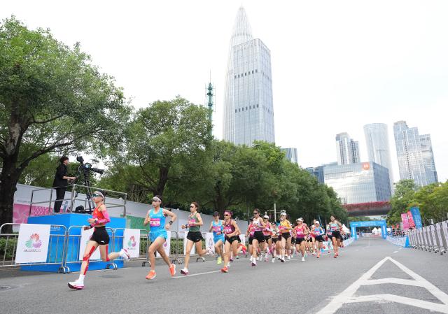 (251115) -- SHENZHEN, Nov. 15, 2025 (Xinhua) -- Athletes compete during the women's marathon event at China's 15th National Games in Shenzhen, south China's Guangdong Province, Nov. 15, 2025. (Xinhua/Jiang Han)