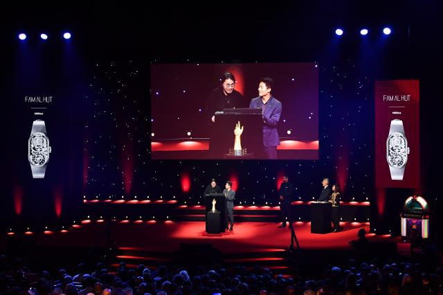 (251115) -- BEIJING, Nov. 15, 2025 (Xinhua) -- Dai Xinyan (C, L), founder of Fam al Hut, speaks at the awarding ceremony of the 25th Grand Prix d'Horlogerie de Geneve (GPHG) in Geneva, Switzerland, Nov. 13, 2025.
  Chinese independent watch brand Fam al Hut on Thursday won the Audacity Prize at the 25th Grand Prix d'Horlogerie de Geneve (GPHG), widely regarded as the "Oscars of the watch industry." (Xinhua/Lian Yi)