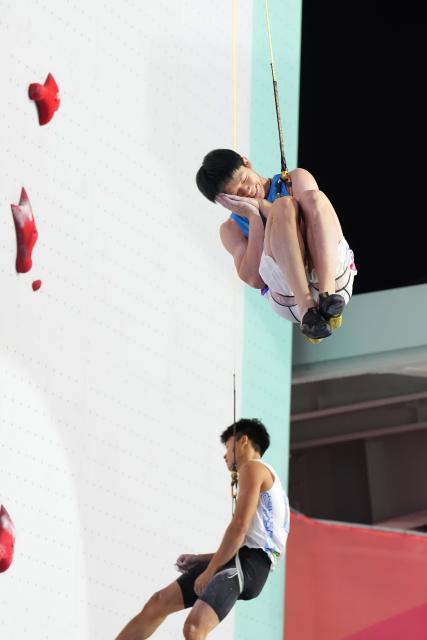 (251115) -- BEIJING, Nov. 15, 2025 (Xinhua) -- Zhao Yicheng (top) of Shanghai reacts after winning the men's speed final of sport climbing at China's 15th National Games in Guangzhou, south China's Guangdong Province, Nov. 14, 2025. (Xinhua/Lai Xiangdong)