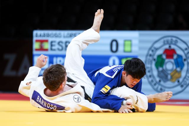 (251115) -- ZAGREB, Nov. 15, 2025 (Xinhua) -- Luis Barroso Lopez (L) of Spain competes against Yokoi Ren of Japan during the men's -60kg bronze medal match at the IJF Judo Zagreb Grand Prix 2025 in Zagreb, Croatia, Nov. 14, 2025. (Igor Kralj/PIXSELL via Xinhua)