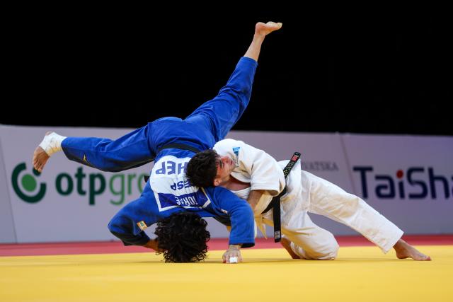 (251115) -- ZAGREB, Nov. 15, 2025 (Xinhua) -- Elios Manzi (R) of Italy competes against David Garcia Torne of Spain during the men's -66kg final at the IJF Judo Zagreb Grand Prix 2025 in Zagreb, Croatia, Nov. 14, 2025. (Igor Kralj/PIXSELL via Xinhua)