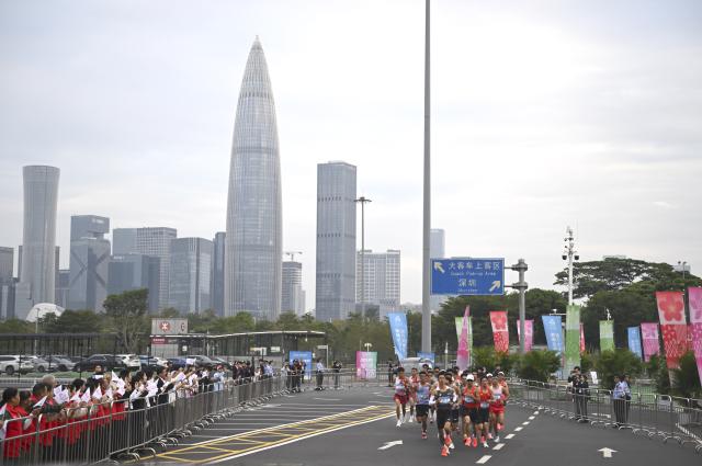 (251115) -- SHENZHEN, Nov. 15, 2025 (Xinhua) -- Athletes compete during the men's marathon event at China's 15th National Games in Shenzhen, south China's Guangdong Province, Nov. 15, 2025. (Xinhua/Lian Zhen)