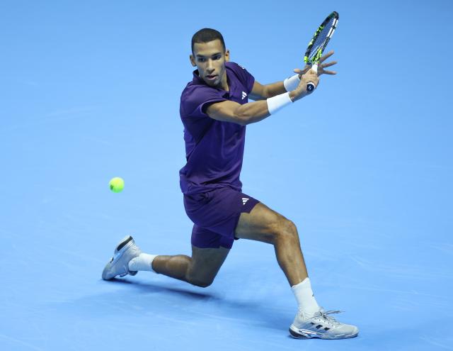 (251115) -- TURIN, Nov. 15, 2025 (Xinhua) -- Felix Auger-Aliassime hits a return during the men's singles round robin match between Alexander Zverev of Germany and Felix Auger-Aliassime of Canada at the ATP Finals tennis tournament in Turin, Italy, on Nov. 14, 2025. (Xinhua/Li Jing)