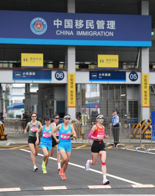 (251115) -- SHENZHEN, Nov. 15, 2025 (Xinhua) -- Athletes compete during the women's marathon event at China's 15th National Games in Shenzhen, south China's Guangdong Province, Nov. 15, 2025. (Xinhua/Tenzin Nyida)