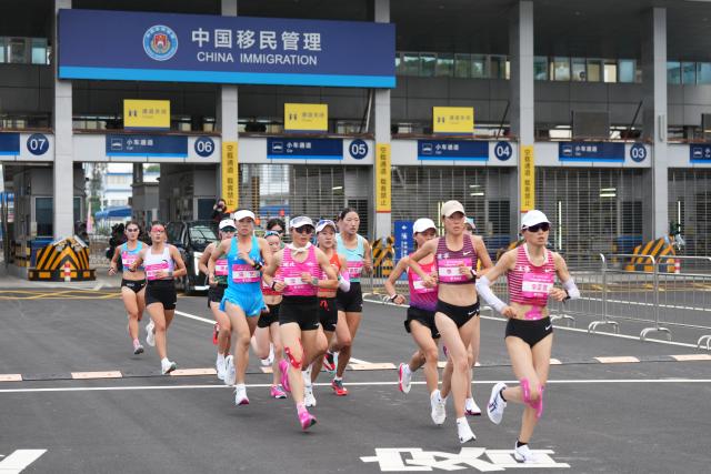 (251115) -- SHENZHEN, Nov. 15, 2025 (Xinhua) -- Athletes compete during the women's marathon event at China's 15th National Games in Shenzhen, south China's Guangdong Province, Nov. 15, 2025. (Xinhua/Tenzin Nyida)