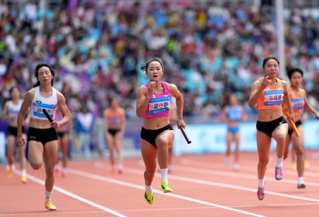 (251115) -- GUANGZHOU, Nov. 15, 2025 (Xinhua) -- Liang Xiaojing (C) of Guangdong competes during the mixed 4x100m relay heat of athletics in Guangzhou, south China's Guangdong Province, Nov. 15, 2025. (Xinhua/Li Yibo)