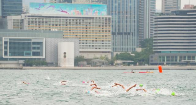 (251115) -- HONG KONG, Nov. 15, 2025 (Xinhua) -- Athletes compete during the women's individual triathlon at China's 15th National Games in Hong Kong, south China, Nov. 15, 2025. (Xinhua/Lui Sui Wai)