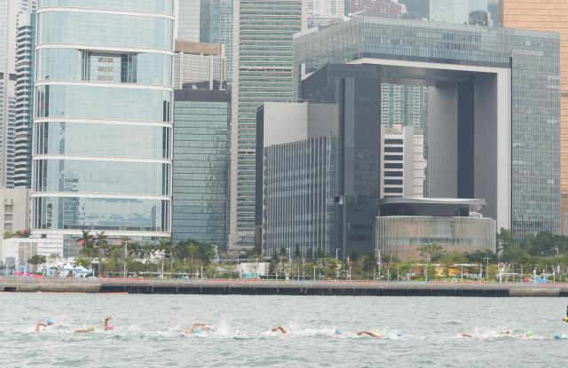 (251115) -- HONG KONG, Nov. 15, 2025 (Xinhua) -- Athletes compete during the women's individual triathlon at China's 15th National Games in Hong Kong, south China, Nov. 15, 2025. (Xinhua/Lui Sui Wai)