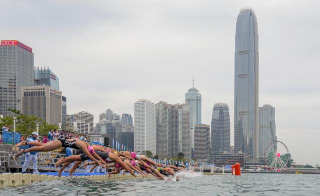 (251115) -- HONG KONG, Nov. 15, 2025 (Xinhua) -- Athletes compete during the women's individual triathlon at China's 15th National Games in Hong Kong, south China, Nov. 15, 2025. (Xinhua/Lui Sui Wai)