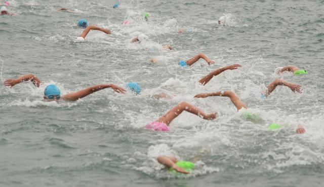(251115) -- HONG KONG, Nov. 15, 2025 (Xinhua) -- Athletes compete during the women's individual triathlon at China's 15th National Games in Hong Kong, south China, Nov. 15, 2025. (Xinhua/Lui Sui Wai)