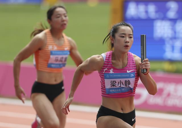 (251115) -- GUANGZHOU, Nov. 15, 2025 (Xinhua) -- Liang Xiaojing (R) of Guangdong competes during the mixed 4x100m relay heat of athletics in Guangzhou, south China's Guangdong Province, Nov. 15, 2025. (Xinhua/Huang Wei)