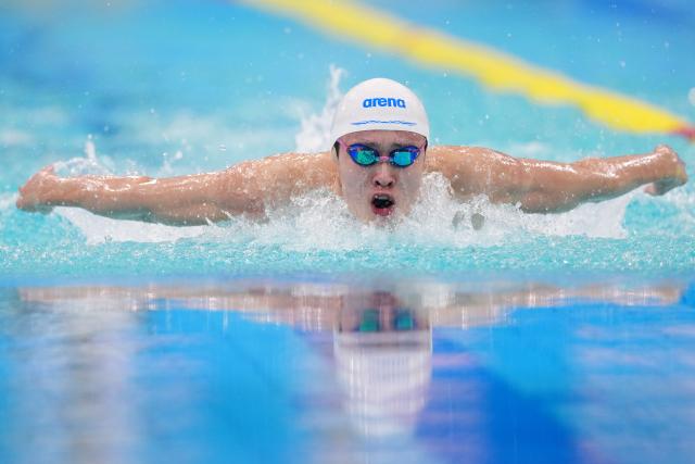 (251115) -- SHENZHEN, Nov. 15, 2025 (Xinhua) -- Xu Fang of Shandong competes during the men's 100m butterfly preliminary of swimming at China's 15th National Games in Shenzhen, south China's Guangdong Province, Nov. 15, 2025. (Xinhua/Xue Yuge)