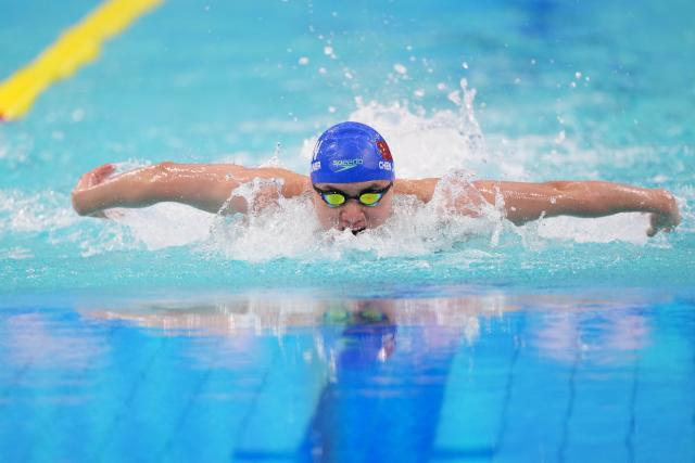 (251115) -- SHENZHEN, Nov. 15, 2025 (Xinhua) -- Chen Juner of Guangdong competes during the men's 100m butterfly preliminary of swimming at China's 15th National Games in Shenzhen, south China's Guangdong Province, Nov. 15, 2025. (Xinhua/Xue Yuge)