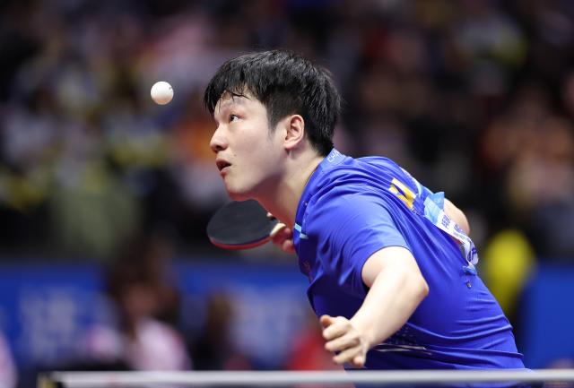 (251115) -- MACAO, Nov. 15, 2025 (Xinhua) -- Fan Zhendong serves during the men's singles semifinal match of table tennis between Fan Zhendong of Shanghai and Wang Chuqin of Beijing at China's 15th National Games in Macao, south China, Nov. 15, 2025. (Xinhua/Liu Xu)