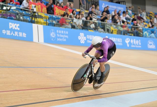 (251115) -- HONG KONG, Nov. 15, 2025 (Xinhua) -- Yuan Liying of Jilin competes during the women's 750m time trial final of cycling track at China's 15th National Games in Hong Kong, south China, Nov. 15, 2025. (Xinhua/Hu Huhu)