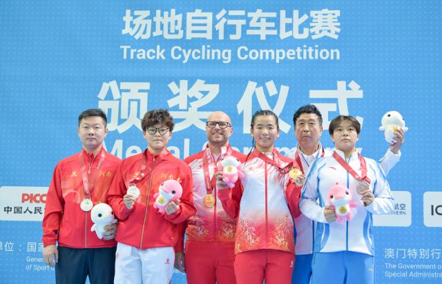 (251115) -- HONG KONG, Nov. 15, 2025 (Xinhua) -- Gold medalist Yuan Liying (3rd R) of Jilin, silver medalist Luo Shuyan (2nd L) of Henan, bronze medalist Jiang Yulu (1st R) of Zhejiang pose with their coaches during the awarding ceremony for the women's 750m time trial of cycling track at China's 15th National Games in Hong Kong, south China, Nov. 15, 2025. (Xinhua/Hu Huhu)