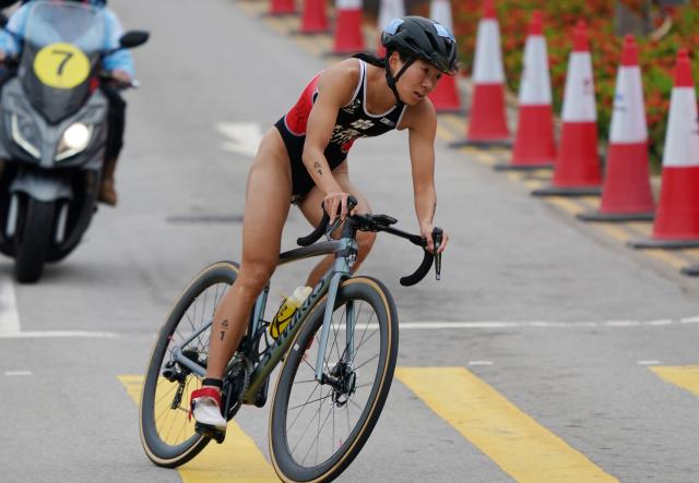 (251115) -- HONG KONG, Nov. 15, 2025 (Xinhua) -- Lin Xinyu of Sichuan competes during the women's individual triathlon at China's 15th National Games in Hong Kong, south China, Nov. 15, 2025. (Photo by Wang Shen/Xinhua)