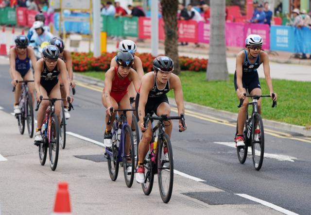 (251115) -- HONG KONG, Nov. 15, 2025 (Xinhua) -- Athletes compete during the women's individual triathlon at China's 15th National Games in Hong Kong, south China, Nov. 15, 2025. (Photo by Wang Shen/Xinhua)