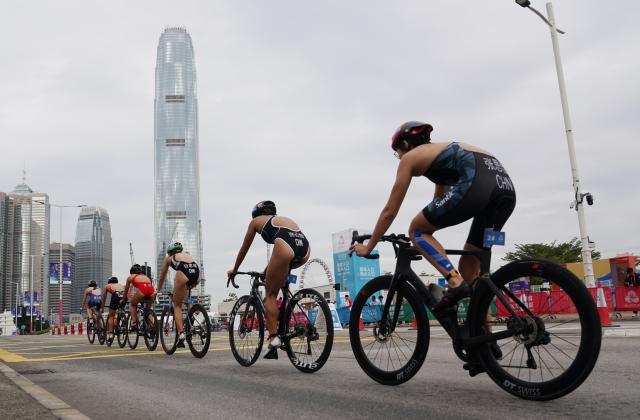 (251115) -- HONG KONG, Nov. 15, 2025 (Xinhua) -- Athletes compete during the women's individual triathlon at China's 15th National Games in Hong Kong, south China, Nov. 15, 2025. (Photo by Wang Shen/Xinhua)