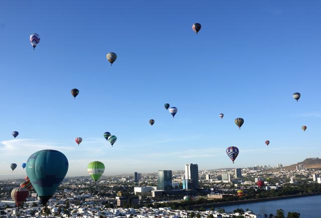 (251115) -- LEON, Nov. 15, 2025 (Xinhua) -- Hot air balloons rise during the 2025 International Balloon Festival in Leon, Guanajuato State, Mexico, on Nov. 14, 2025. (Xinhua/Carolina Endara)