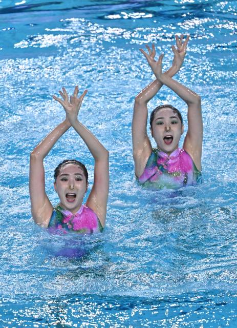 (251115) -- JIANGMEN, Nov. 15, 2025 (Xinhua) -- Wang Liuyi/Wang Qianyi of Guangdong perform during the women's duet technical of artistic swimming at China's 15th National Games in Jiangmen, south China's Guangdong Province, Nov. 15, 2025. (Xinhua/Li Xin)