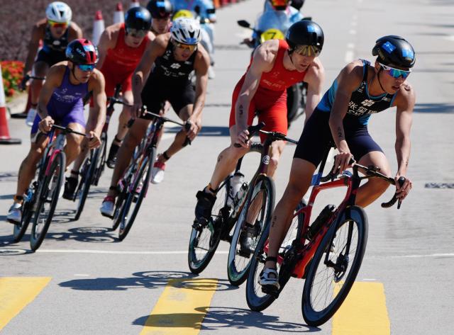 (251115) -- HONG KONG, Nov. 15, 2025 (Xinhua) -- Athletes compete during the men's individual triathlon at China's 15th National Games in Hong Kong, south China, Nov. 15, 2025. (Photo by Wang Shen/Xinhua)