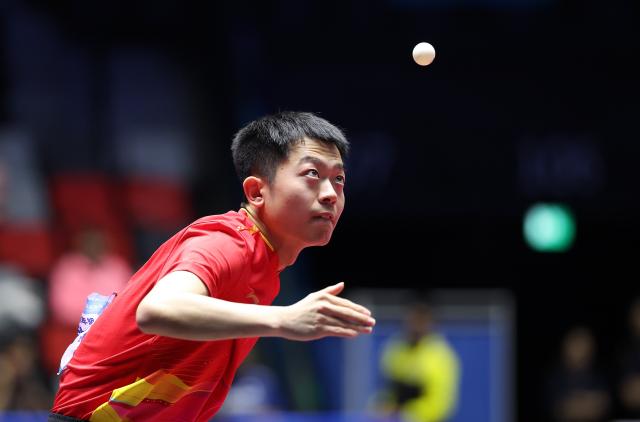 (251115) -- MACAO, Nov. 15, 2025 (Xinhua) -- Yuan Licen serves during the men's singles semifinal match of table tennis between Lin Shidong of Hainan and Yuan Licen of Liaoning at China's 15th National Games in Macao, south China, Nov. 15, 2025. (Xinhua/Liang Xu)