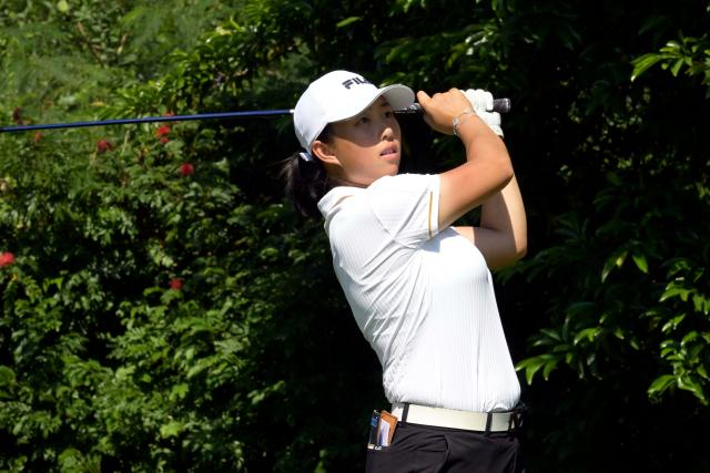 (251115) -- HONG KONG, Nov. 15, 2025 (Xinhua) -- Yin Ruoning of Tianjin competes during the third round of women's team/individual match of golf at China's 15th National Games in Hong Kong, south China, Nov. 15, 2025. (Xinhua/Lo Ping Fai)