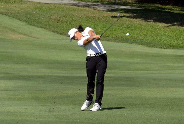 (251115) -- HONG KONG, Nov. 15, 2025 (Xinhua) -- Yin Ruoning of Tianjin competes during the third round of women's team/individual match of golf at China's 15th National Games in Hong Kong, south China, Nov. 15, 2025. (Xinhua/Lo Ping Fai)