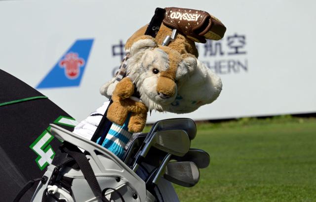 (251115) -- HONG KONG, Nov. 15, 2025 (Xinhua) -- The golf bag of Tianjin's Yin Ruoning is seen during the third round of women's team/individual match of golf at China's 15th National Games in Hong Kong, south China, Nov. 15, 2025. (Xinhua/Lo Ping Fai)