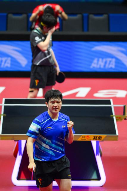 (251115) -- MACAO, Nov. 15, 2025 (Xinhua) -- Fan Zhendong (bottom) celebrates scoring during the men's singles semifinal match of table tennis between Fan Zhendong of Shanghai and Wang Chuqin of Beijing at China's 15th National Games in Macao, south China, Nov. 15, 2025. (Xinhua/Cheong Kam Ka)