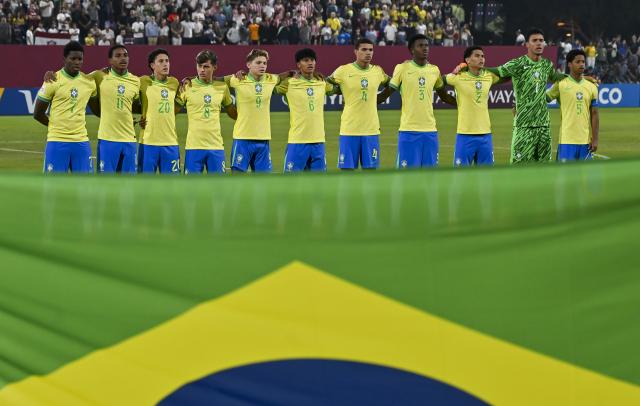 (251115) -- DOHA, Nov. 15, 2025 (Xinhua) -- Starting players of Brazil line up prior to the round of 32 football match between Brazil and Paraguay at FIFA U17 World cup Qatar 2025 in Doha, Qatar, on Nov. 14, 2025. (Photo by Nikku/Xinhua)