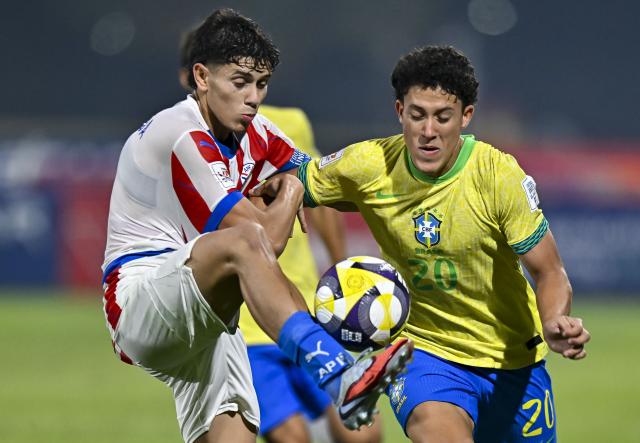 (251115) -- DOHA, Nov. 15, 2025 (Xinhua) -- Felipe Morais (R) of Brazil vies with Thiago Aranda of Paraguay during the round of 32 football match between Brazil and Paraguay at FIFA U17 World cup Qatar 2025 in Doha, Qatar, on Nov. 14, 2025. (Photo by Nikku/Xinhua)