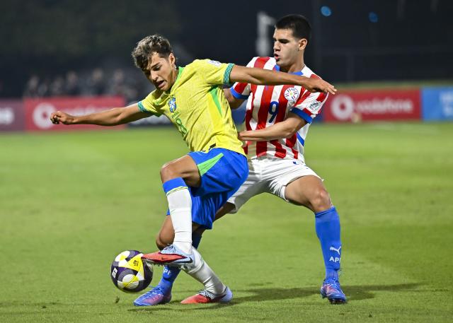 (251115) -- DOHA, Nov. 15, 2025 (Xinhua) -- Tiago (L) of Brazil vies with Mauricio De Carvalho of Paraguay during the round of 32 football match between Brazil and Paraguay at FIFA U17 World cup Qatar 2025 in Doha, Qatar, on Nov. 14, 2025. (Photo by Nikku/Xinhua)
