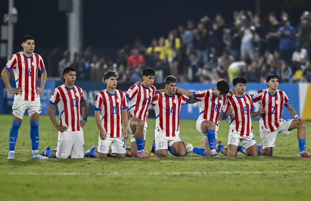 (251115) -- DOHA, Nov. 15, 2025 (Xinhua) -- Players of Paraguay react in the penalty-shoot-out during the round of 32 football match between Brazil and Paraguay at FIFA U17 World cup Qatar 2025 in Doha, Qatar, on Nov. 14, 2025. (Photo by Nikku/Xinhua)