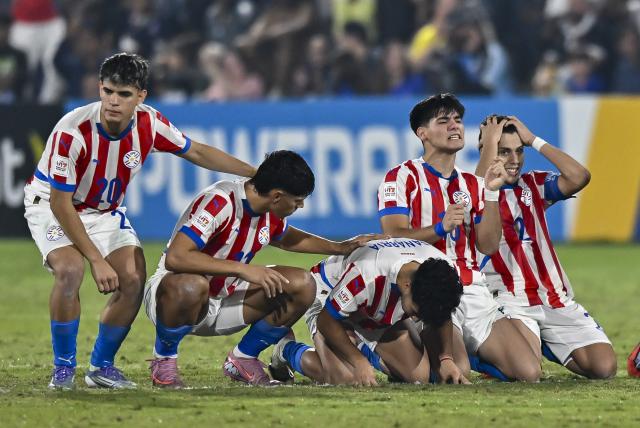 (251115) -- DOHA, Nov. 15, 2025 (Xinhua) -- Players of Paraguay react in the penalty-shoot-out during the round of 32 football match between Brazil and Paraguay at FIFA U17 World cup Qatar 2025 in Doha, Qatar, on Nov. 14, 2025. (Photo by Nikku/Xinhua)