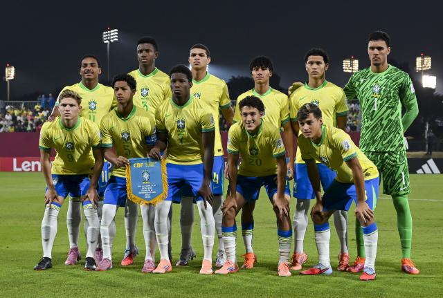 (251115) -- DOHA, Nov. 15, 2025 (Xinhua) -- Starting players of Brazil pose for a group photo prior to the round of 32 football match between Brazil and Paraguay at FIFA U17 World cup Qatar 2025 in Doha, Qatar, on Nov. 14, 2025. (Photo by Nikku/Xinhua)