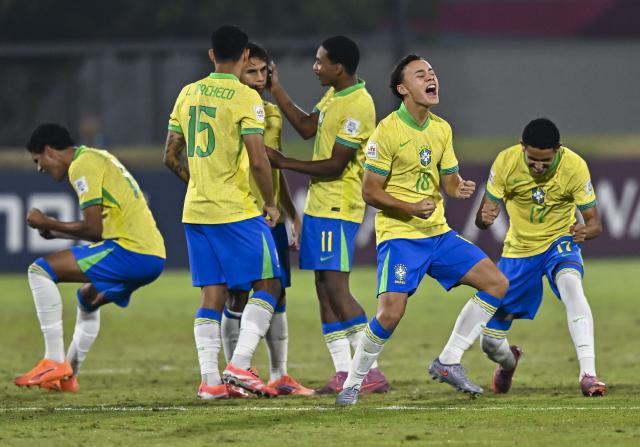 (251115) -- DOHA, Nov. 15, 2025 (Xinhua) -- Players of Brazil celebrate after winning the round of 32 football match between Brazil and Paraguay at FIFA U17 World cup Qatar 2025 in Doha, Qatar, on Nov. 14, 2025. (Photo by Nikku/Xinhua)