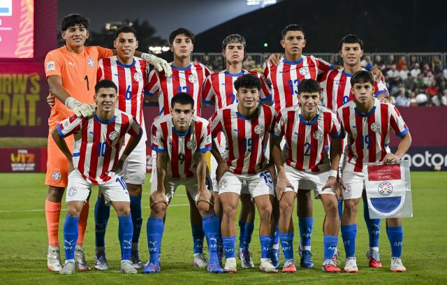 (251115) -- DOHA, Nov. 15, 2025 (Xinhua) -- Starting players of Paraguay pose for a group photo prior to the round of 32 football match between Brazil and Paraguay at FIFA U17 World cup Qatar 2025 in Doha, Qatar, on Nov. 14, 2025. (Photo by Nikku/Xinhua)