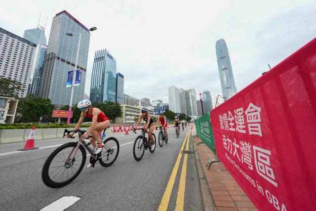 (251115) -- HONG KONG, Nov. 15, 2025 (Xinhua) -- Athletes compete during the women's individual triathlon at China's 15th National Games in Hong Kong, south China, Nov. 15, 2025. (Xinhua/Wu Lu)