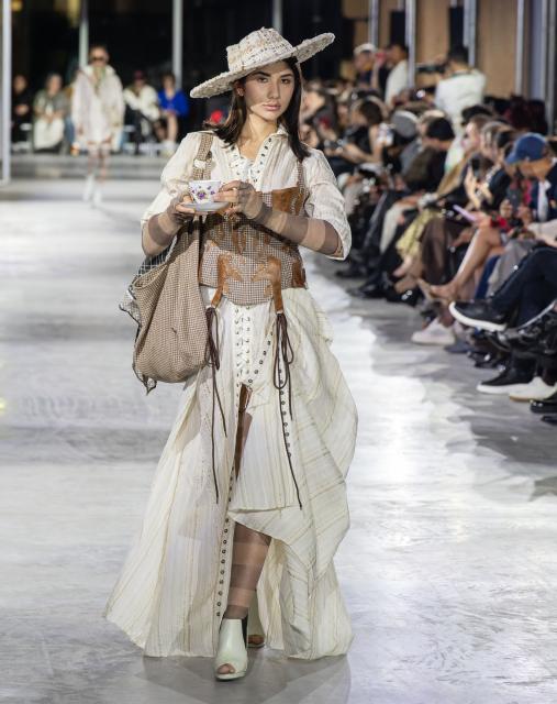 (251115) -- TORONTO, Nov. 15, 2025 (Xinhua) -- A model presents a creation at the Fashion Art Toronto's Fashion Week Fall/Winter 2025 in Toronto, Canada, Nov. 14, 2025.
  Featuring more than 40 runway shows and presentations, the annual event is held here from Nov. 10 to 16 this year. (Photo by Zou Zheng/Xinhua)