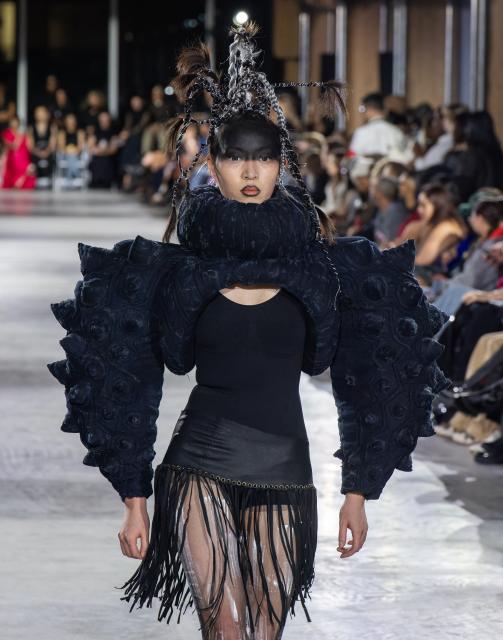 (251115) -- TORONTO, Nov. 15, 2025 (Xinhua) -- A model presents a creation at the Fashion Art Toronto's Fashion Week Fall/Winter 2025 in Toronto, Canada, Nov. 14, 2025.
  Featuring more than 40 runway shows and presentations, the annual event is held here from Nov. 10 to 16 this year. (Photo by Zou Zheng/Xinhua)