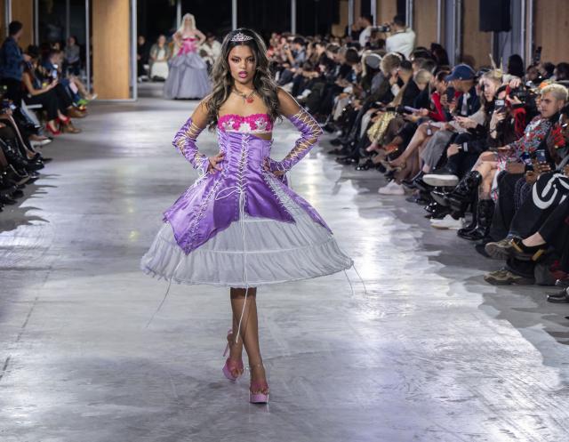 (251115) -- TORONTO, Nov. 15, 2025 (Xinhua) -- A model presents a creation at the Fashion Art Toronto's Fashion Week Fall/Winter 2025 in Toronto, Canada, Nov. 14, 2025.
  Featuring more than 40 runway shows and presentations, the annual event is held here from Nov. 10 to 16 this year. (Photo by Zou Zheng/Xinhua)