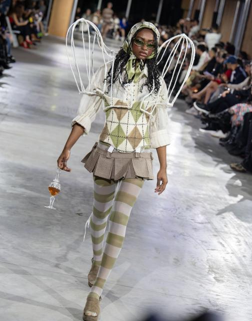 (251115) -- TORONTO, Nov. 15, 2025 (Xinhua) -- A model presents a creation at the Fashion Art Toronto's Fashion Week Fall/Winter 2025 in Toronto, Canada, Nov. 14, 2025.
  Featuring more than 40 runway shows and presentations, the annual event is held here from Nov. 10 to 16 this year. (Photo by Zou Zheng/Xinhua)